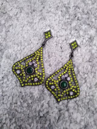 Pendientes largos con pedrería verde