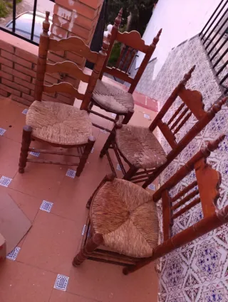 Lote 4 sillas rústicas de enea