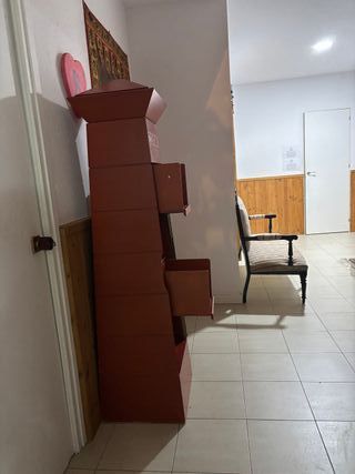 Estantería de madera estilo columna Egipt.