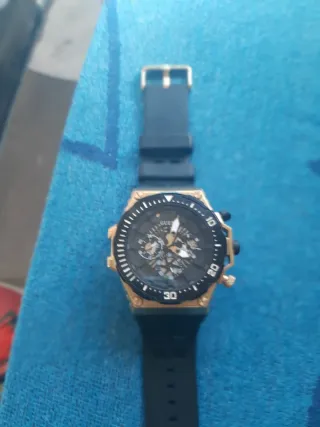 Reloj Guess Negro y Dorado