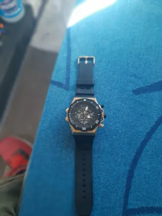 Reloj Guess Negro y Dorado