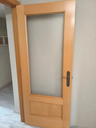 Puerta de madera con cristal