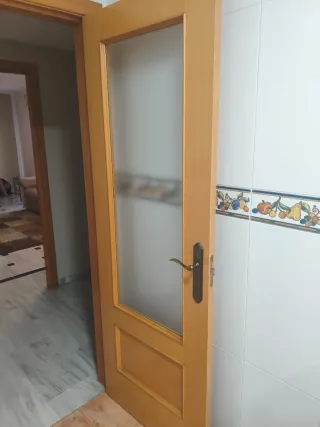 Puerta de madera con cristal