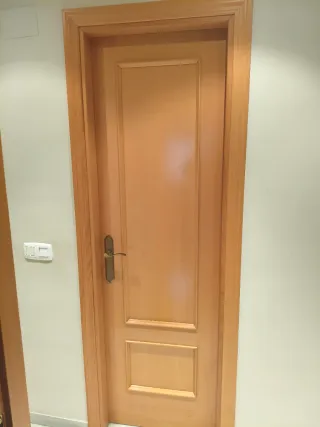 Puerta de madera con cristal