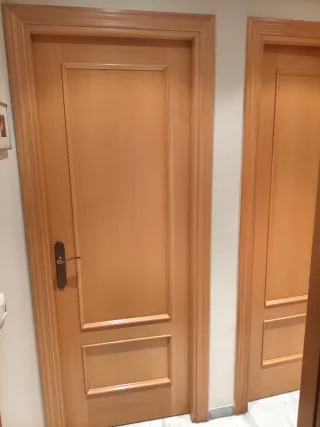 Puerta de madera con cristal