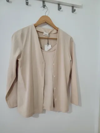 Conjunto blusa y camiseta beige Talla S