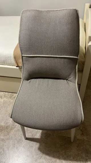 Silla tapizada recién renovada