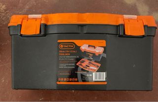 Caja de herramientas naranja y negra