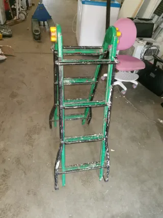 Escalera de mano verde y negra