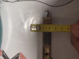 Pasadores embutidos de latón para puerta