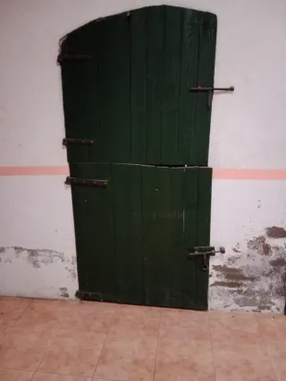 Portes antigues de fusta, amb frontisses grans