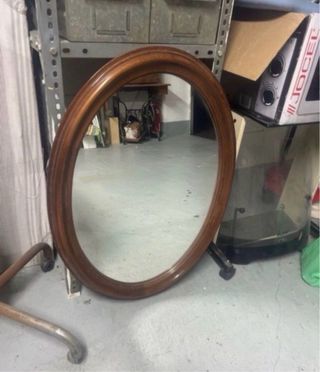Espejo ovalado de madera