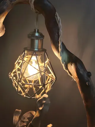 Lampada da tavolo artigianale in legno e metallo