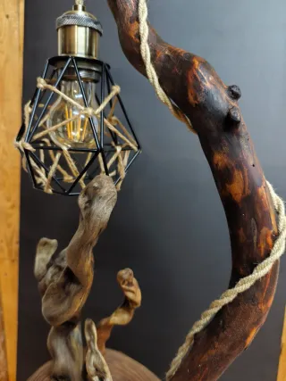 Lampada da tavolo artigianale in legno e metallo