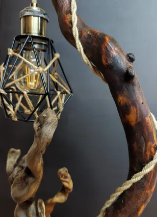 Lampada da tavolo artigianale in legno e metallo