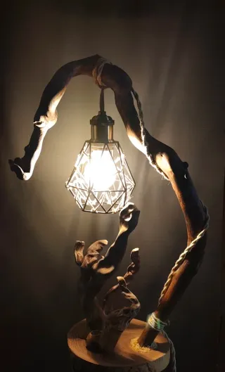 Lampada da tavolo artigianale in legno e metallo