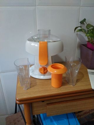 Licuadora Beper Naranja y Blanca