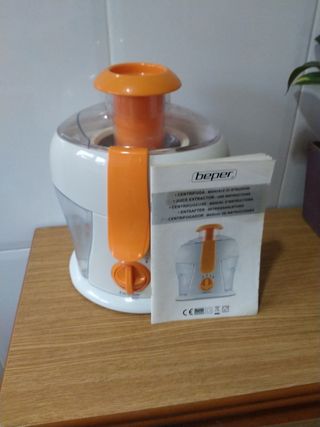 Licuadora Beper Naranja y Blanca