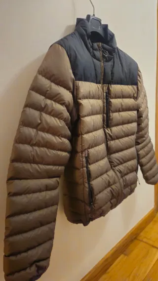 Chaqueta de plumas marrón y negra