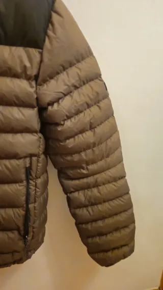 Chaqueta de plumas marrón y negra