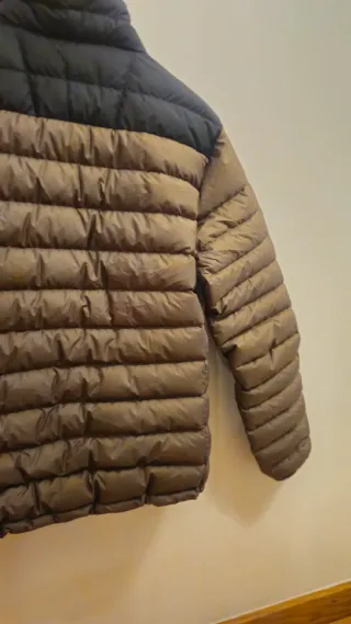 Chaqueta de plumas marrón y negra