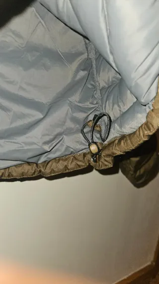 Chaqueta de plumas marrón y negra