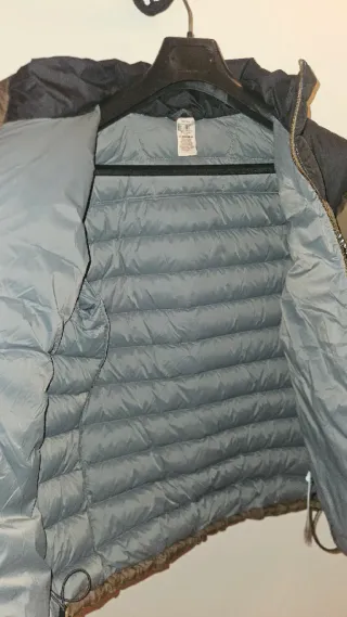 Chaqueta de plumas marrón y negra