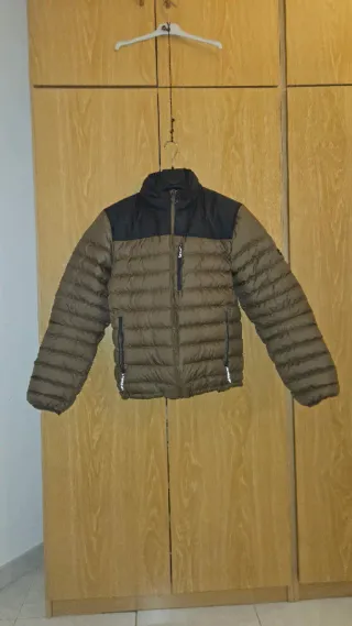 Chaqueta de plumas marrón y negra