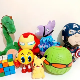 Lote de Juguetes: Peluches y Figuras