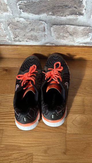 Deportivas Boomerang negras y naranjas