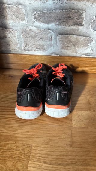 Deportivas Boomerang negras y naranjas