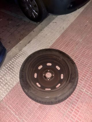 Rueda de coche usada (llanta ligeramente doblada)