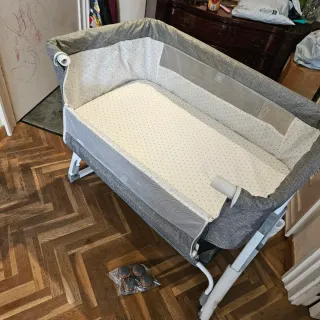 Cuna de bebé gris con cambiador