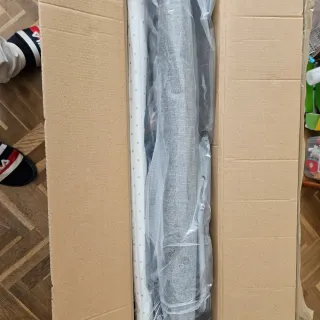 Cuna de bebé gris con cambiador