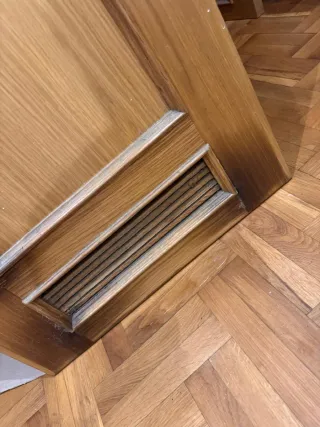 Puerta de roble con dos cuadros