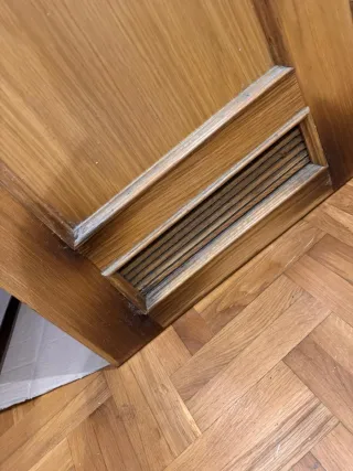 Puerta de roble con dos cuadros