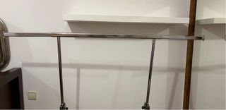 Perchero de acero cromado extensible con ruedas.