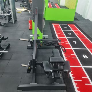 MAQUINARIA DE GIMNASIO PROFESIONAL