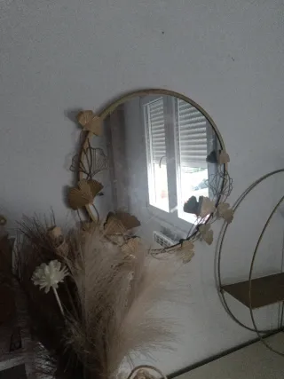 Espejo decorativo dorado con hojas