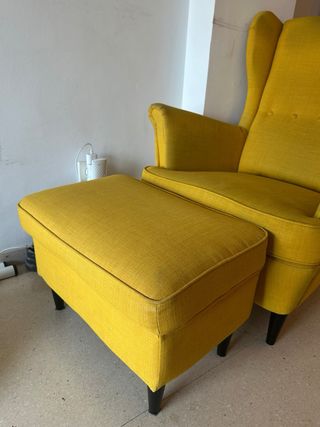 Butaca y reposapiés amarillo IKEA
