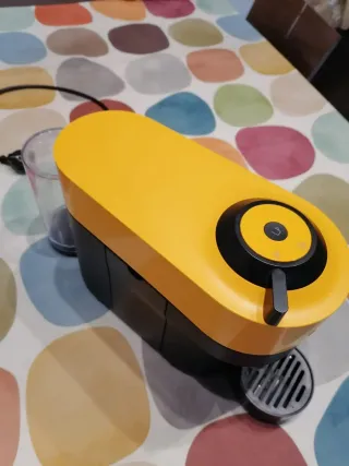 Cafetera Nespresso Vertuo Amarilla