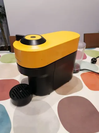Cafetera Nespresso Vertuo Amarilla