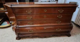 Cómoda bombe antigua de madera