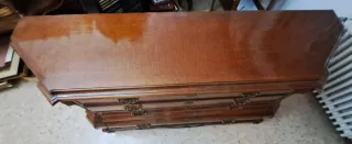 Cómoda bombe antigua de madera