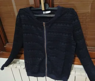 Chaqueta azul con cremallera