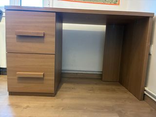 Escritorio de madera robusta