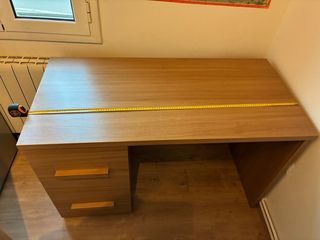 Escritorio de madera robusta