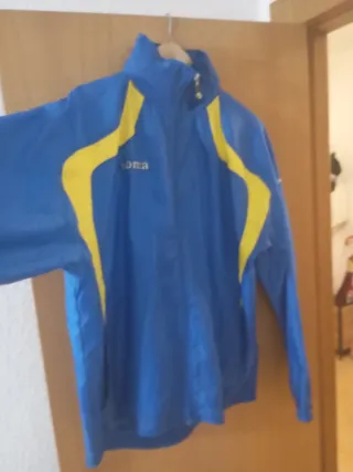 Chaqueta Joma impermeable azul y amarilla
