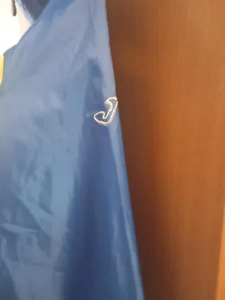Chaqueta Joma impermeable azul y amarilla