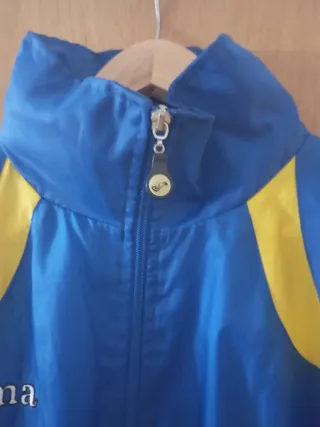 Chaqueta Joma impermeable azul y amarilla